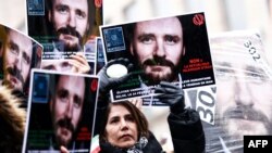 تجمع اعتراضی در بروکسل برای آزادی امدادگر بلژیکی زندانی در ایران