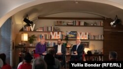 Уповноважений з питань відбудови України Томаш Копечний та ризик-аналітик і колишній генеральний консул в Санкт-Петербурзі Володимир Вотапек під час дискусії про Україну, 19 квітня 2023 року, Прага, Чехія