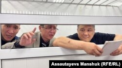 (Cолдон оңго) Эрмухамет Шилибаев, Калас Нурпейисов жана Нурлан Далибаев. Алматы, 14-март, 2023-жыл.