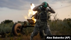 Український військовий веде вогонь із міномета по російських позиціях поблизу Бахмута, 2 липня 2023 року