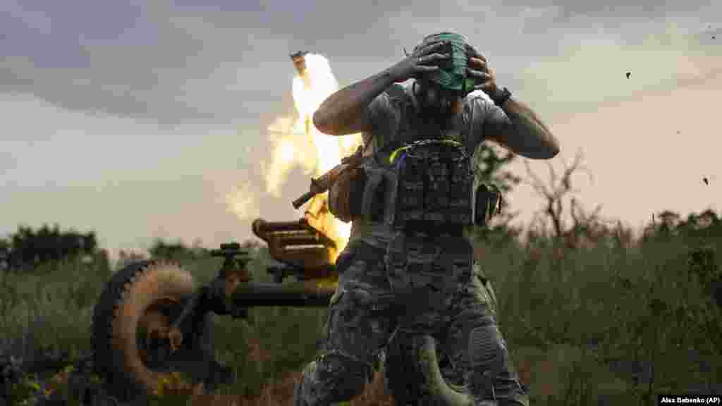 Egy ukrán katona aknavetővel lő az orosz állások felé július 2-án Bahmut közelében. Az ukránok az elmúlt héten területeket foglaltak vissza az orosz csapatoktól Bahmut környékén keleten és a déli front mentén &ndash; közölte Hanna Maljar ukrán védelmiminiszter-helyettes július 3-án Telegramon