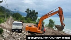 Расчистка железнодорожного полотна в Гагрском районе