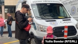 Зареєструватися на подачу документів можна онлайн, але це складно, тому люди самоорганізовуються і також самі ведуть облік. Прага, червень 2023 року