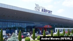 Un polițist de frontieră și un angajat al securității aeroportuare au murit împușcați de un bărbat de 43 de ani din Tadjikistan, care a zburat la Chișinău prin Turcia și căruia i s-a refuzat intrarea în R. Moldova.  