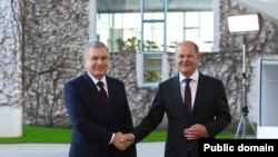 Президент Узбекистана Шавкат Мирзияев с канцлерем Германии Олафом Шольцем. Берлин, 2 мая 2023 года.