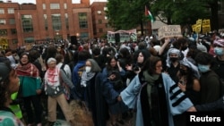 Studenti i drugi demonstriraju u krugu Univerziteta George Washington u Washingtonu, SAD, 25. aprila 2024.