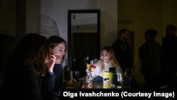 Zabava u penthouse apartmanu višespratnice u Harkivu tokom nestanka struje. Zbog nedostatka struje, lift nije radio, a gosti su se morali popeti na 24 sprat da bi došli do skupa.