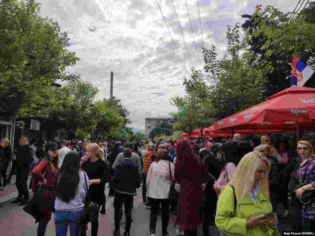Srpski demonstrani u Zvečanu nastavljaju protest protiv albanskih gradonačelnika opština. Ovde je 29. maja došlo do sukoba demonstranata sa vojnicima KFOR-a. Protesti su proteklih dana bili uglavnom mirni.