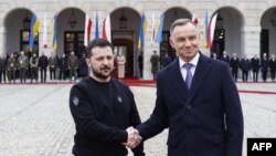 Президент України Володимир Зеленський (л) та президент Польщі Анджей Дуда у Варшаві 5 квітня 2023 року