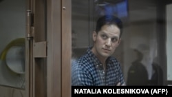 Gazetari amerikan i The Wall Street Journal, Evan Gershkovich, i burgosur në Rusi nën akuza për spiunazh.