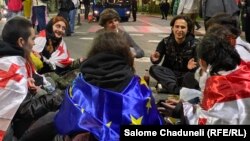 "Орусиялык мыйзамга жол жок" деген акциянын катышуучулары. Тбилиси. 14-май, 2024-жыл