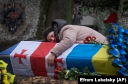 Під час церемонії прощання із добровольцем «Грузинського легіону» – 28-річним Нодаром Насіровим. Київ, Україна. 12 березня 2024 року