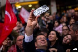 Экрем Имамоглу тарапкерлери менен сүрөткө түшүп жатат. 19-март, 2024-жыл.