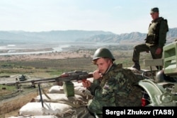 Солдаты российской 201-й дивизии стоят вторым эшелоном на таджикско-афганской границе, 2001 год