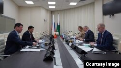 Самат Насирдинов менен Сергей Данкверт. Россельхознадзор жарыялаган сүрөт. 24-апрель, 2023.
