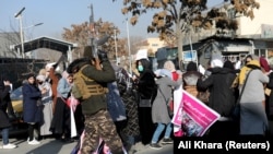 Një anëtar i forcave talibane gjuan me armë në ajër për të shpërndarë gratë afgane gjatë një proteste për më shumë të drejta për gratë, në Kabul.