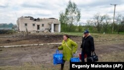 Волонтер приїхав до України з гуманітарною місією задля допомоги в евакуації людей та тварин із зон ведення активних бойових дій. На фото евакуація жителів Вовчанська на Харківщині, 12 травня 2024 року