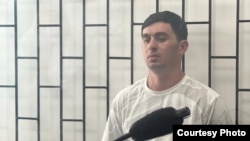 Мансур Мовлаев в зале суда.