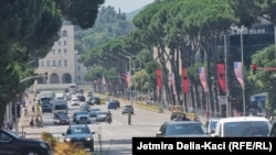 Flamuri i SHBA-së dhe ai shqiptar nëpër sheshin e Tiranës - Fotografi ilustruese nga arkivi.