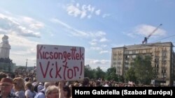 „A könnygáz nem tanít!” – újabb tüntetés a státusztörvény ellen