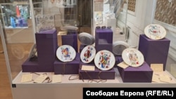 Част от порцелановите изделия, изрисувани от Дали