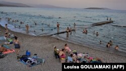 Pas 21 korrikut, ka më shumë gjasa të gjeni zyrtarë të BE-së në një plazh në Greqi sesa në Bruksel.