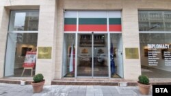 По централната фасада на Българския културен център в Скопие няма поражения. Разбита е задна стена към едно от помещенията.