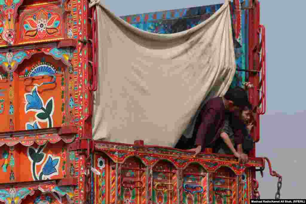 Još jedan kamion koji ide za Avganistan Pakistanski zvaničnici rekli su da će granični prelazi Torkam i Čaman s Avganistanom biti otvoreni i posle 16 časova kada se zatvaraju svakog dana, kako bi se omogućilo onima koji su tamo stigli da odu iz zemlje.