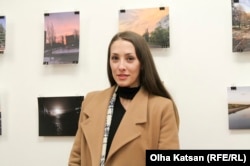 Ольга Бережна на тлі своєї світлини