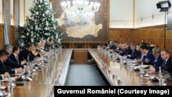 În ședința de guvern de joi, Executivul a decis ca demnaitarii să poată deconta banii de chirie și întreținere atunci când locuiesc într-o casă de protocol. 