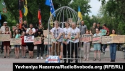 В акції взяли участь понад сотня близьких та рідних українських військових, переважно оборонців Маріуполя, що нині перебувають у російському полоні.