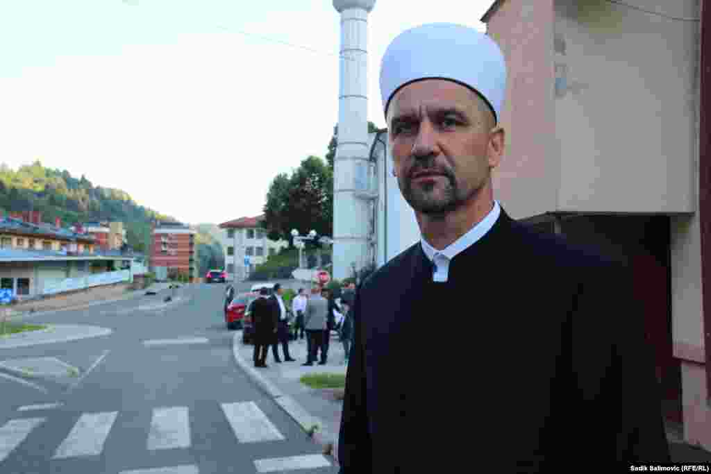 &quot;Svaki dan proveden u Srebrenici, a posebno Bajram je važan za nas. Važno je da smo zajedno, što nas uči da je jedinstvo najvažnija stvar i da je bitna blizina s onima kojim treba pomoći. Naš narod koji živi ovdje je pun emocija prema Srebrenici i da nije tih osjećanja, ovdje bi bilo jako teško živjeti. Mi smo ovdje zapostavljeni i zaboravljeni od politike i sistema, ali mi ćemo natjerati institucije BiH da rade više za Srebrenicu, kako bi nam svima bilo dobro&quot;, rekao je imam Damir Peštalić.&nbsp;