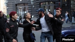 Jermenska policija hapsi demonstrante koji pokušavaju da blokiraju ulice Jerevana 13. maja.