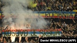 Suporteri români au afișat bannere pe care scria „Kosovo este Serbia” și „Basarabia este România,” la meciul împotriva echipei din Kosovo, Arena Națională, București, 12 septembrie. 