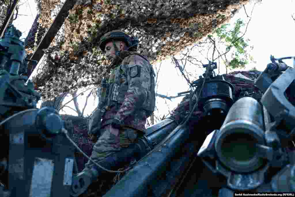 Але це в далекому Вашингтоні, а тут, в донецькому степу, українські артилеристи 148-ої окремої артилеристської бригади &laquo;ДШВ&raquo; зупиняють російську піхоту, яка контратакує українські позиції