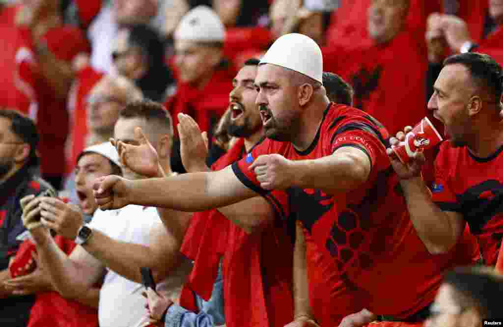 Голема радост на албанските навивачи по најбрзиот гол на европските првенства и водството на Албанија над Италија со 1:0. Сепак на крајот се радуваа италијанските навивачи. Албанија загуби 2:1.