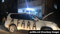 Imaginea unei mașini vandalizate, făcută publică de Poliția Republicii Moldova. 