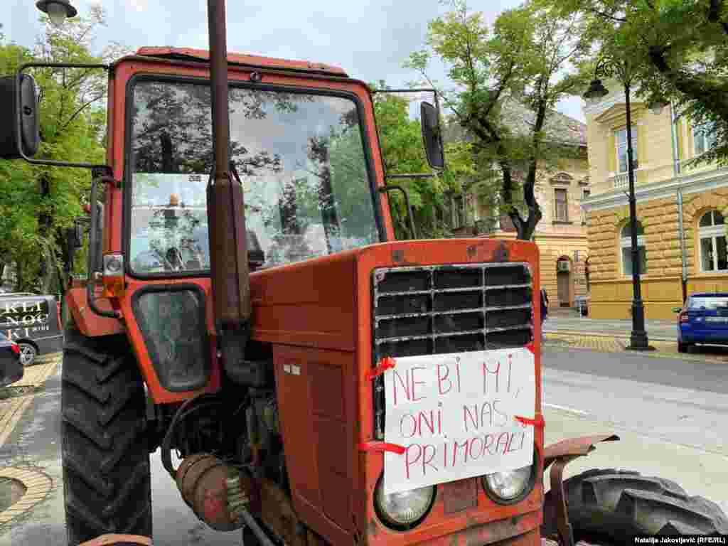 Oni su najavili i moguću radikalizaciju protesta u toku dana, kao i da razmatraju da blokiraju raskrsnicu kod zgrade Nove opštine.