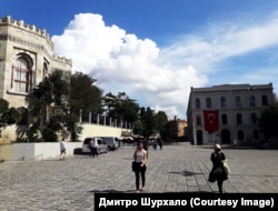 Турецькі жінки в європейському і в традиційному одязі в Стамбулі