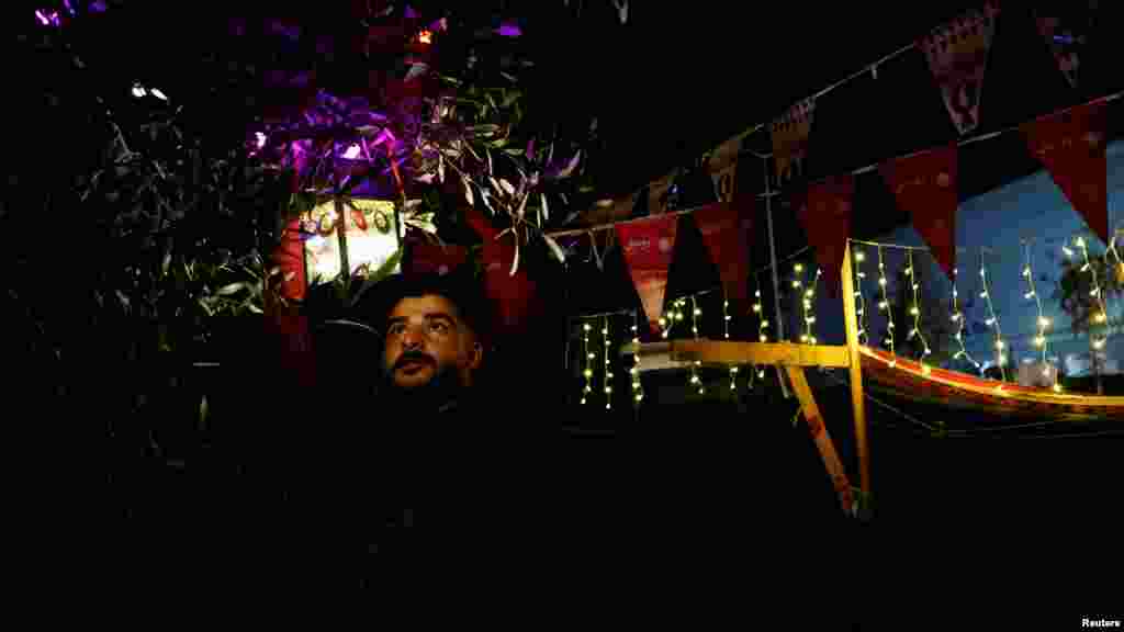 Egy kitelepített palesztin a sátrát készíti elő ramadánra Rafahban.&nbsp;&bdquo;Nem készültünk a ramadán beköszöntére, mert már öt hónapja böjtölünk&rdquo; &ndash; mondta Maha, egy ötgyermekes anya, aki normális esetben most otthonát díszítené, és bevásárolna a napnyugta utáni iftar ünnepségre, amikor az emberek megtörik a böjtöt