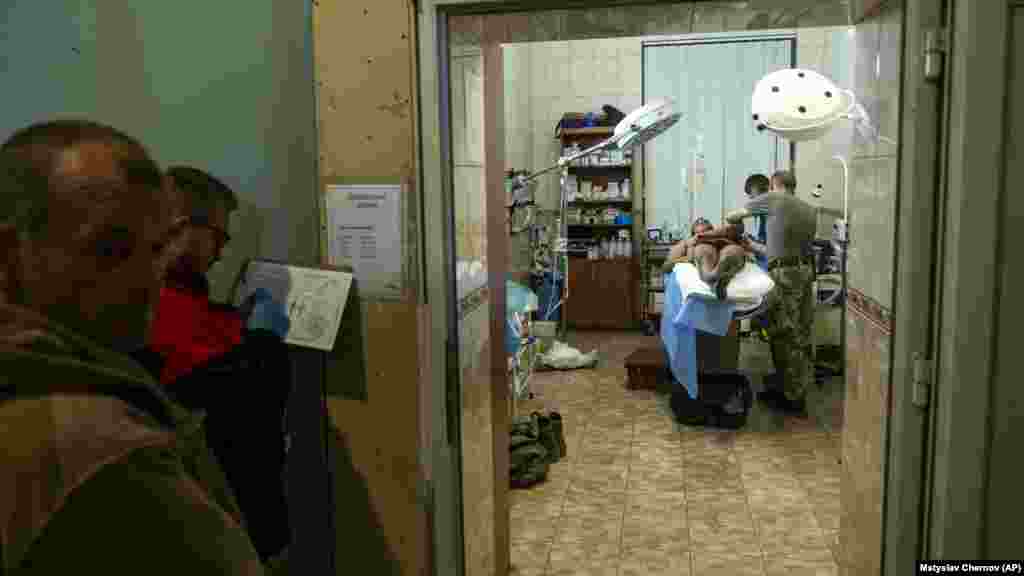 Украински војник добива третман во теренска болница во близина на Бахмут на 10 септември. Бахмут падна во Русија во мај, главно поради бранот напади на платениците на Вагнер, вклучително и затворски регрути, за кои се верува дека загинале стотици. Оттогаш, Украина се обидува повторно да го заземе градот, надевајќи се дека ќе и нанесе голем психолошки удар на Русија.