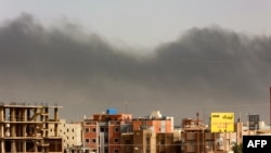 Агентство Reuters з посиланням на Суданський союз лікарів уточнює, що 56 загиблих – лише цивільні особи. Число загиблих військових невідоме