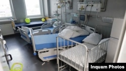 Imagine din salonul unui spital din România. Fotografie generică. 