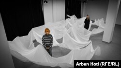 Artistet Renea Begolli dhe Luiza Thaqi në ekspozitën e tyre në "Hivzi Sylejmani".