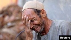 Кырсыктан жакынын жоготкон тургун.