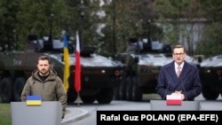 Президент України Володимир Зеленський і прем'єр-міністр Польщі Матеуш Моравецький (праворуч) під час пресконференції на тлі військової бронетехніки. Варшава, 5 квітня 2023 року 