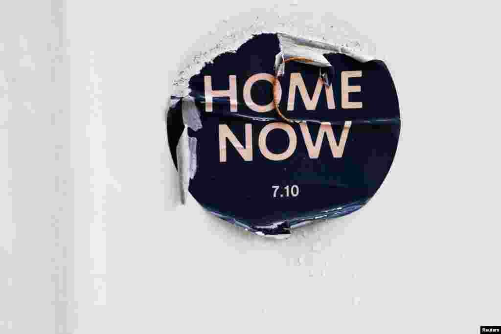 Një afishe pjesërisht e grisur ku kërkohet lirimi i pengjeve të 7 tetorit. Tel Aviv, shkurt 2024