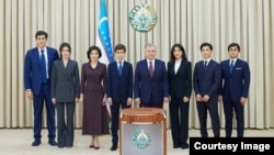 Шавкат Мирзияев пришел голосовать вместе с семьей. Ташкент, 9 июля 2023 года.