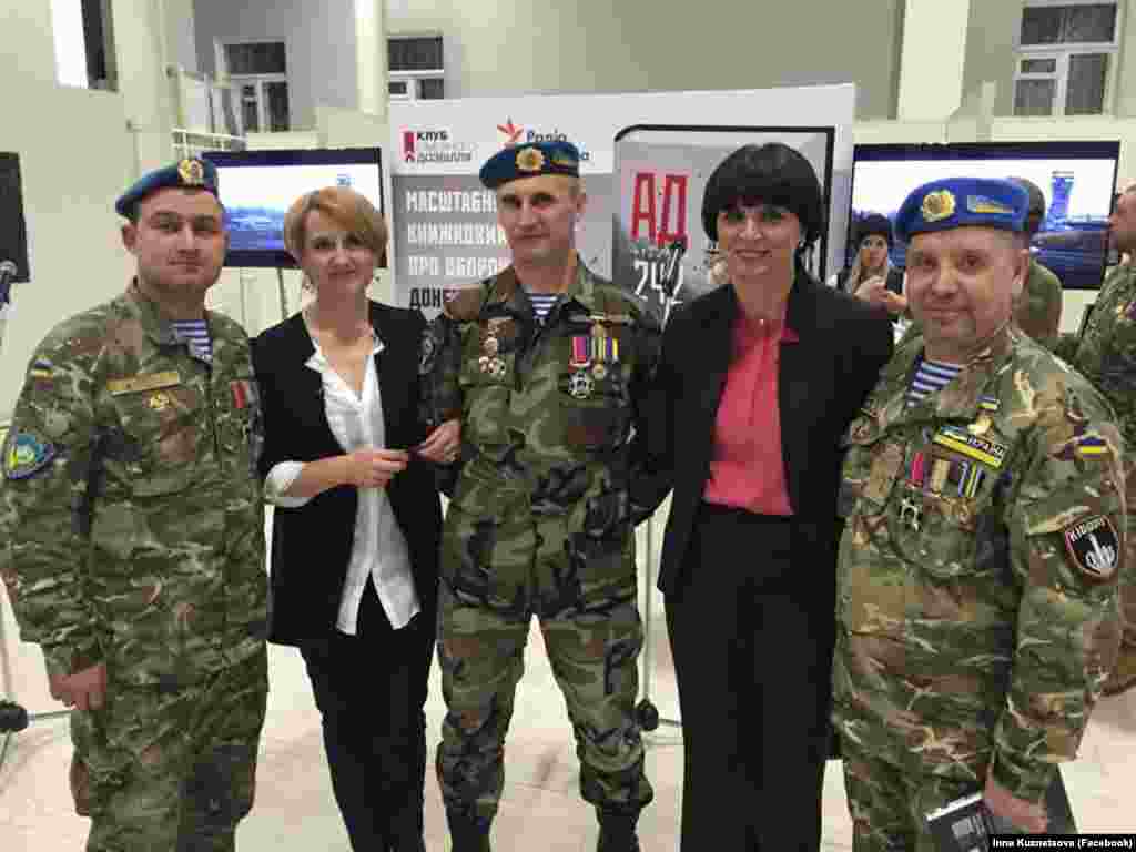 Під час презентації книги Радіо Свобода &laquo;АД 242&raquo; про оборону Донецького аеропорту разом із &laquo;кіборгами&raquo; та авторкою проєкту і укладачкою книги Іриною Штогрін, 20 січня 2016 року