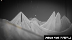 Instalacioni në ekspozitën "Thuaje për të më kujtuar, që të mos harrojmë".